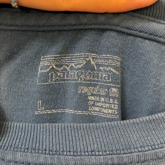 Classic Patagonia T-Shirt - Picture 3 of 4